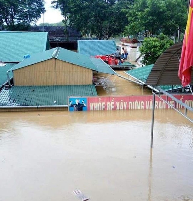 Nghệ An: Trường sập, nhà giáo viên bị lũ cuốn, tổng thiệt hại 20 tỷ đồng - 2 Nhiều trường học tại huyện Con Cuông ngập từ 2-3m trong đợt lũ vừa qua.