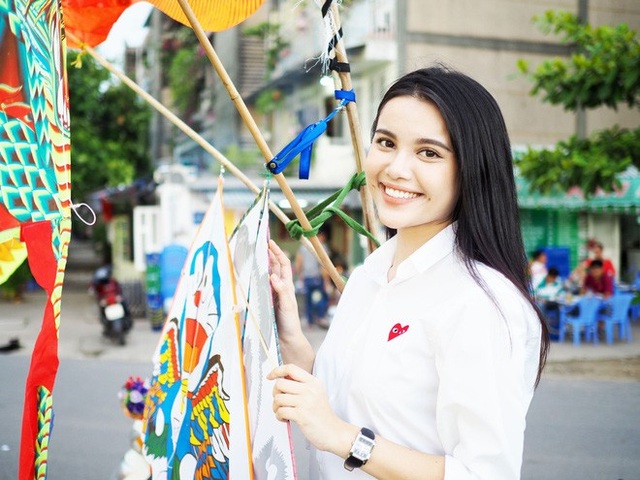 Soi nhan sắc mỹ nhân VTV được đồn đoán “chinh chiến” Hoa hậu Quốc tế 2018 - 7
Á hậu Diệu Thùy đang theo đuổi con đường MC chuyên nghiệp, cô từng tham gia vào bản tin Toàn cảnh 24h trên VTV9; chương trình Việt Nam mến yêu phát sóng trên THVL. Sự thành công của BTV Ngọc Trinh, Á hậu Thụy Vân, Á hậu Diễm Trang… là những hình ảnh mà Diệu Thùy hướng đến. Thần thái tự nhiên, đài từ lưu loát cùng hình ảnh trẻ trung, năng động của Diệu Thùy gây bất ngờ với khán giả. Chia sẻ về lần đầu lên sóng VTV trong vai trò phóng viên mới đây, Diệu Thùy cho biết, cô phải chuẩn bị rất kỹ, tập kịch bản trước nhiều lần, đồng thời có sự thay đổi linh hoạt theo thực tế.