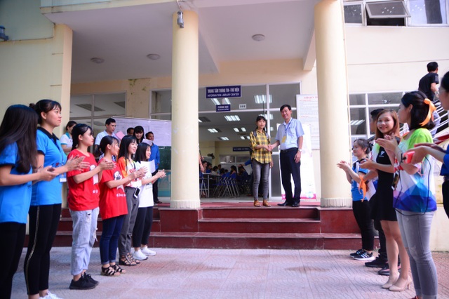 Cô học trò nghèo xứ Mường trở thành Thủ khoa Học viện Quản lý giáo dục - 1
Thủ khoa Hà Thị Nhung được trân trọng đón tiếp trong vòng tay của thầy cô, bè bạn tại Học viện Quản lý giáo dục