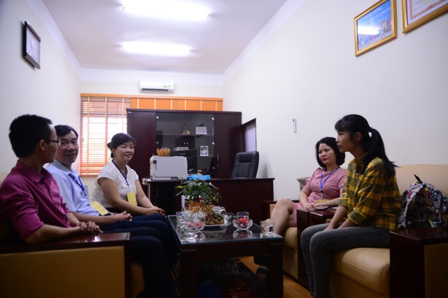 Cô học trò nghèo xứ Mường trở thành Thủ khoa Học viện Quản lý giáo dục - 2
Em Hà Thị Nhung, Thủ khoa toàn Học viện Quản lý giáo dục (ngoài cùng bên phải)