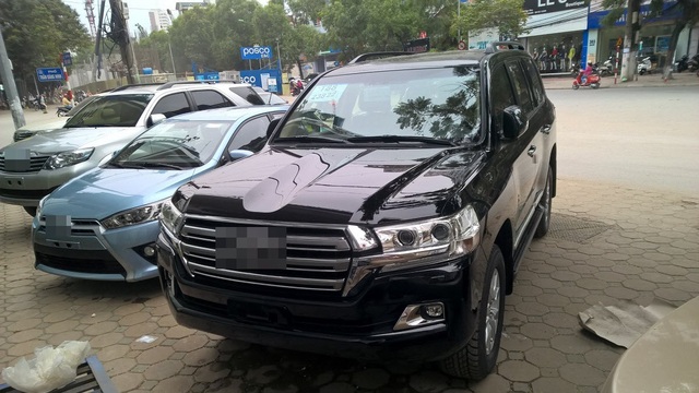 Tháng Ngâu xe ngoại lũ lượt về nước, mua "Thánh lật" dân mất thêm 100 triệu đồng - 3 Do bị đánh thuế cao, xe cao cấp đang dần thu hẹp thị phần ở Việt Nam