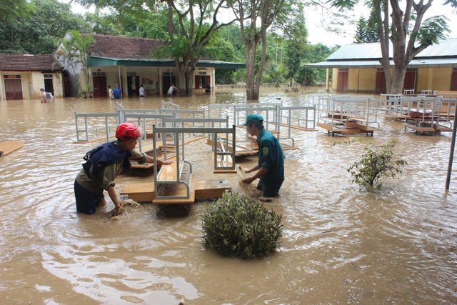 Nghệ An: Nhói lòng nhìn nước lũ dâng nhấn chìm ngôi trường đầu năm học mới - 3
