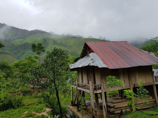 Hơn 300 người dân Khơ Mú bị cô lập trong nước lũ - 4 Hơn 300 người dân Khơ Mú bị cô lập trong nước lũ - 4