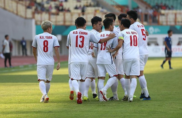 Olympic Việt Nam 1-0 Olympic Nhật Bản: Quang Hải chói sáng - 14
Niềm vui của các cầu thủ Olympic Việt Nam