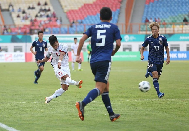 Olympic Việt Nam 1-0 Olympic Nhật Bản: Quang Hải chói sáng - 5
Văn Thanh đang chơi đầy ấn tượng cả công và thủ bên cánh phải