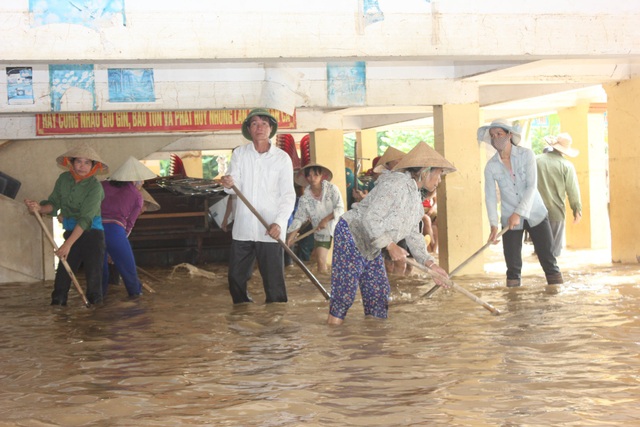 Nghệ An: Nhói lòng nhìn nước lũ dâng nhấn chìm ngôi trường đầu năm học mới - 18 Nghệ An: Nhói lòng nhìn nước lũ dâng nhấn chìm ngôi trường đầu năm học mới - 18