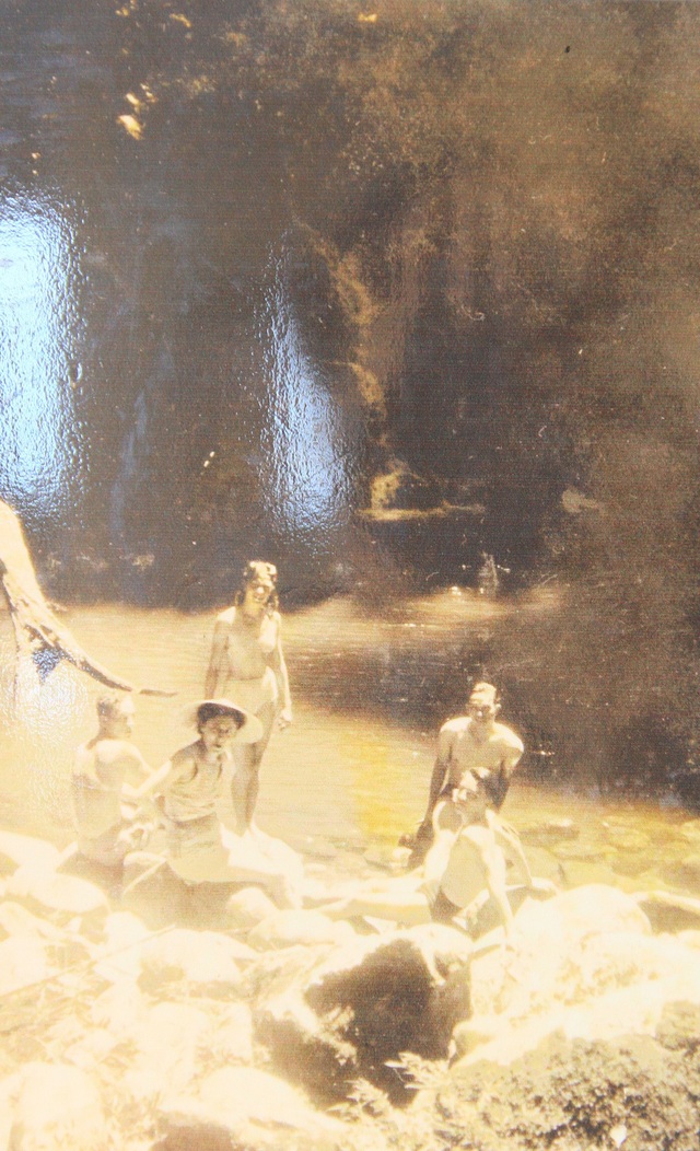 Du khách tắm suối ở Bạch Mã những năm thập kỷ 40 thế kỷ 20