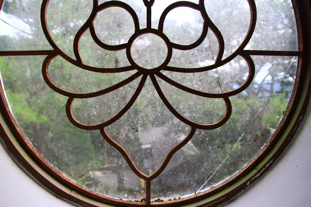 Một thời ký ức biệt thự cổ Pháp và lối sống thượng lưu tại Bạch Mã - 45 Ô cửa sổ với hoa văn cổ