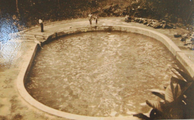 Tắm tại hồ bơi Bạch Mã năm 1939 (nguồn Tân Hội Đô Thành Hiếu Cổ)