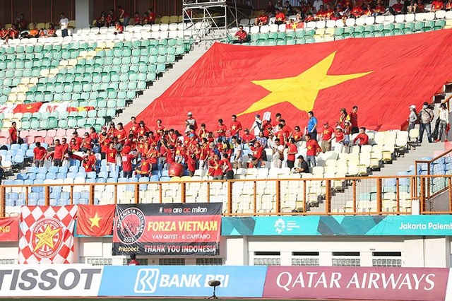 
Niềm vui của các cổ động viên Việt Nam trên sân
