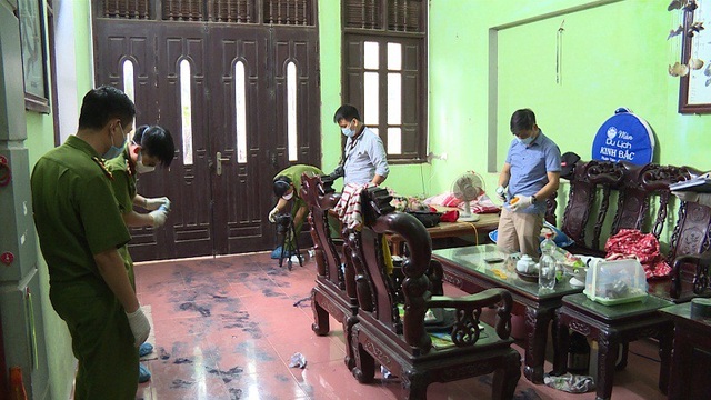 Khởi tố vụ án hai vợ chồng bị sát hại trong đêm tại nhà riêng - 1 Lực lượng chức năng khám nghiệm hiện trường vụ việc (Ảnh: Công an cung cấp).
