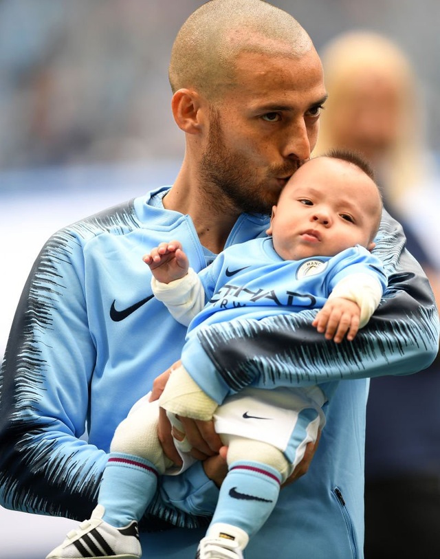 Man City 6-1 Huddersfield: Cơn mưa bàn thắng - 5
Silva ôm con ra sân Etihad, do sinh non nên con của tiền vệ người Tây Ban Nha phải nằm viện từ cuối tháng 12 năm ngoái và mới được về nhà cuối tuần vừa qua. Mới đây, Silva đã lên tiếng cảm ơn CLB Man City, cổ động viên đã luôn ủng hộ anh vững vàng trong quãng thời gian anh gọi là khó khăn nhất trong cuộc đời mình
