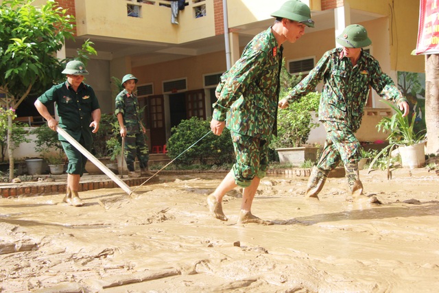 Hối hả dọn bùn sau lũ dữ - 1
Bộ đội dọn bùn sau lũ tại huyện Kỳ Sơn.