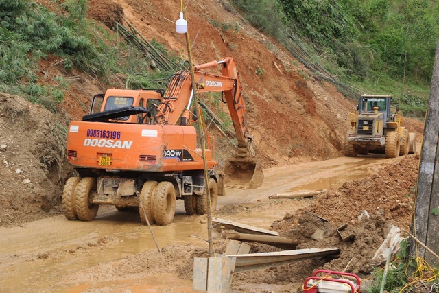 Hối hả dọn bùn sau lũ dữ - 5 Nỗ lực thông đường sau lũ.