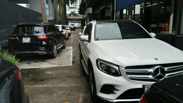 Lo nước lọt vào cầu trước, khách hàng ồ ạt đưa Mercedes-Benz GLC đi 'khám bệnh' - 2 Khách hàng ồ ạt mang Mercedes-Benz GLC đi kiểm tra và thay dầu cầu.