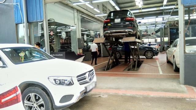Lo nước lọt vào cầu trước, khách hàng ồ ạt đưa Mercedes-Benz GLC đi 'khám bệnh' - 4 Những xe mang vào xưởng có hiện tượng nước lọt cầu trước đa số chủ xe cho biết là xe không có vào vùng ngập nước mà chỉ rửa xe xịt gầm.