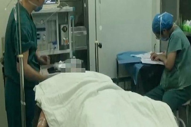 Khỏa thân đánh răng, bị vợ cắt phăng "của quý" - 1 Khỏa thân đánh răng, bị vợ cắt phăng "của quý" - 1