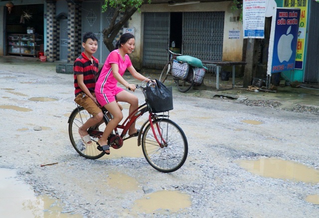 Thanh Hóa: Tỉnh lộ nhằng nhịt "ổ voi, ổ gà" vì xe tải hạng nặng - 10 Thanh Hóa: Tỉnh lộ nhằng nhịt "ổ voi, ổ gà" vì xe tải hạng nặng - 10