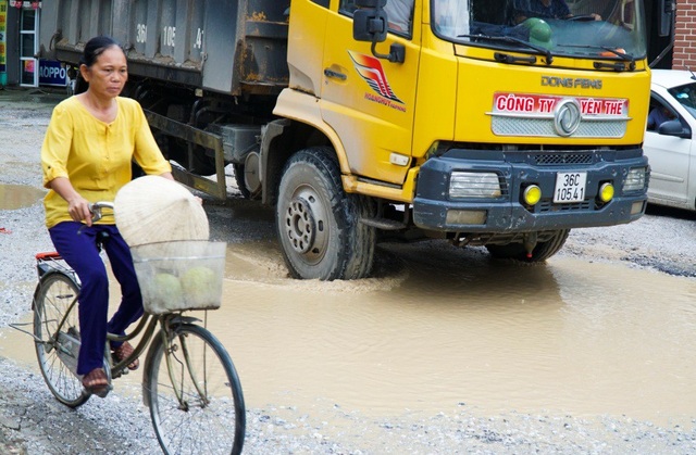Thanh Hóa: Tỉnh lộ nhằng nhịt "ổ voi, ổ gà" vì xe tải hạng nặng - 4
Bà Nguyễn Thị Lan, nhà bên tỉnh lộ 508, cho biết: “Đường quá nhiều ổ gà, đêm nào ở đây cũng có người bị ngã xe gây ra tiếng động mạnh, tôi lại giật mình tỉnh giấc và chạy ra xem người ta có bị làm sao không. Có trường hợp ngã xe chảy máu nhiều thì lại băng bó vết thương cho họ”.