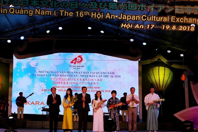 Bế mạc “Những ngày văn hóa Nhật Bản tại Quảng Nam” - 1 Lãnh đạo tỉnh Quảng Nam tặng hoa lưu niệm cho các đơn vị tham gia trong khuôn khổ giao lưu