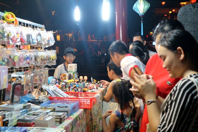 Các sản phẩm lưu niệm đến từ Nhật Bản thu hút nhiều người tham quan, mua sắm