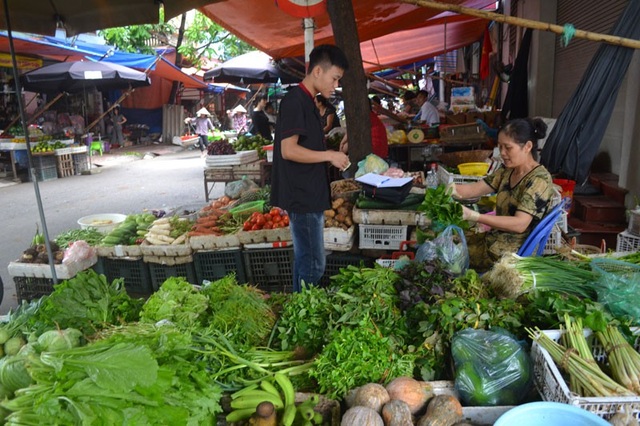 Na bở bỗng thành hàng hiếm, hoa lạ Trung Quốc 33 triệu đồng/bông tranh nhau mua - 3 Các mặt hàng rau xanh tăng giá gấp đôi do nhu cầu tăng cao và cả tác động của mưa bão.