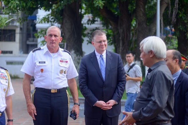 
Tư lệnh Lục quân Mỹ tại Thái Bình Dương, Đại tướng Robert Brown (trái), và Đại sứ Mỹ tại Việt Nam Daniel Kritenbrink thăm đền thờ Hai Bà Trưng tại Hà Nội chiều ngày 20/8 (Ảnh: Toàn Vũ)
