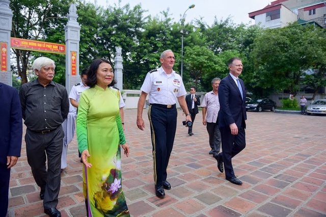 
Vào chiều 20/8, Đại tướng Robert B. Brown, Tư lệnh Bộ Tư lệnh Lục quân Thái Bình Dương Mỹ (trái) và Đại sứ Mỹ tại Việt Nam Daniel Kritenbrink đã tới thăm đền thờ Hai Bà Trưng tại Hà Nội.
