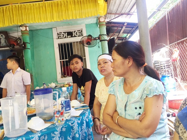 Dự đám tang bạn, bị con trai người quá cố nghi cắt cổ tử vong - 2
Người nhà ông Lê Viết Tuấn thuật lại sự việc