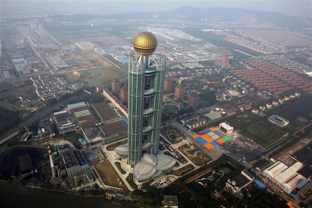 Ngôi làng giàu nhất Trung Quốc chìm trong nợ nần - 2 Khách sạn Long Xi, cao hơn 323 m, chi phí xây 470 triệu USD, nằm sừng sững giữa ngôi làng giàu có nhất Trung Quốc, Hoa Tây. (Ảnh: AFP)