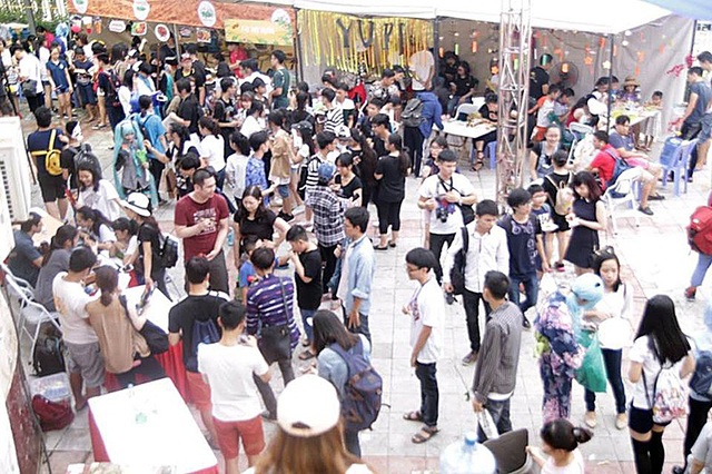 Cosplay Hà thành khoe khả năng chịu nóng đáng nể - 1
Dù thời tiết khá nắng nóng, nhưng đông đảo các bạn trẻ vẫn đến với lễ hội