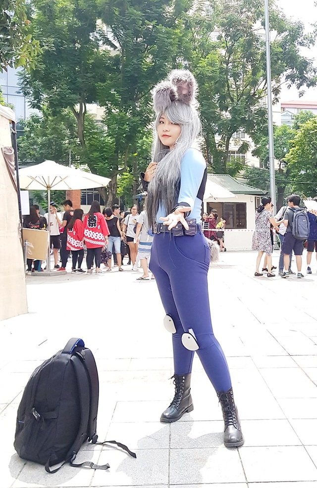 Cosplay Hà thành khoe khả năng chịu nóng đáng nể - 2
Nữ sinh mang tên Vũ Hàn đang là học sinh lớp 10 trường THPT Đông Mỹ xuất hiện xinh đẹp với trang phục chú thỏ cảnh sát trong phim hoạt hình Zootopia