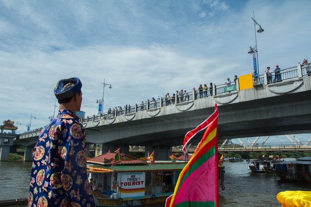 Đoàn thuyền tiến qua cầu Phú Xuân