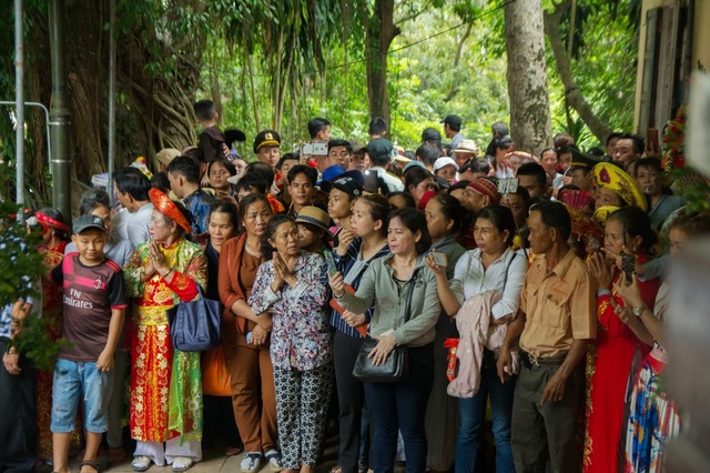 Người dân theo dõi và thành kính