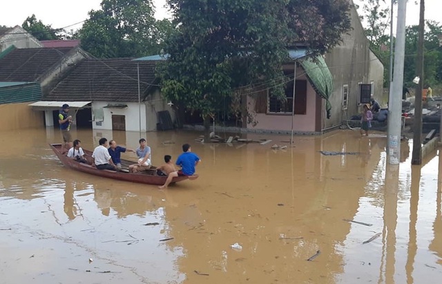 Nước đổ về quá nhanh, hơn 100 nhà dân ngập sâu hơn 1m - 2 Nước đổ về quá nhanh, hơn 100 nhà dân ngập sâu hơn 1m - 2