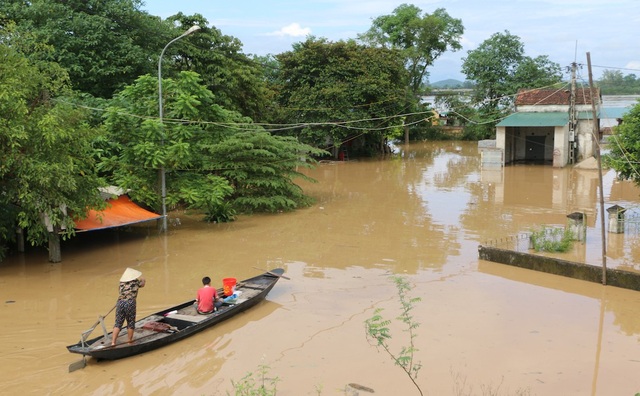 Nước đổ về quá nhanh, hơn 100 nhà dân ngập sâu hơn 1m - 8 Muốn đi lại, người dân phải chèo thuyền như thế này.