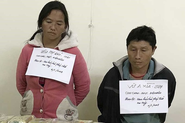 Tử hình 3 đối tượng mua bán 171kg heroin trị giá 3 triệu USD - 1
Hai vợ chồng Vừ A Xìa tại cơ quan điều tra. Ảnh: HH.