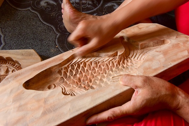 Gia đình Hà Nội 35 năm giữ nghề làm khuôn bánh Trung thu - 11
Công đoạn cuối là dùng giấy nhám đánh mịn bề mặt khuôn.