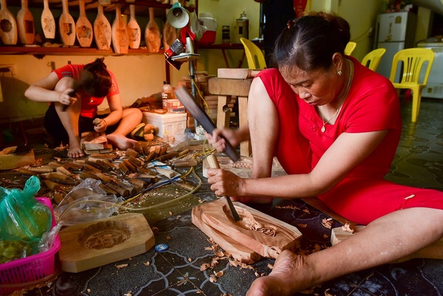 Gia đình Hà Nội 35 năm giữ nghề làm khuôn bánh Trung thu - 9
Công đoạn quan trọng nhất và được làm thủ công là đục đẽo hình trang trí trong khuôn. Việc này nếu làm không khéo là hỏng.