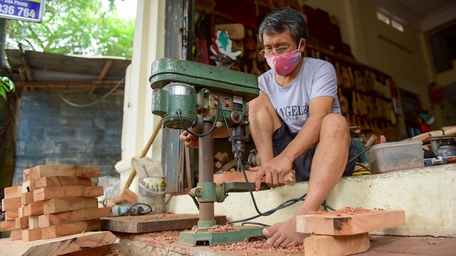 Gia đình Hà Nội 35 năm giữ nghề làm khuôn bánh Trung thu - 6
Ông Bản cho biết, nguồn gỗ ông thu mua ở nhiều nơi, thường là gỗ của cây đổ hoặc chặt hạ từ những dự án giao thông.