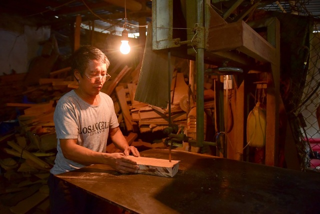 Gia đình Hà Nội 35 năm giữ nghề làm khuôn bánh Trung thu - 3
Một khuôn gỗ thành phẩm phải trải qua nhiều công đoạn. Trước tiên là pha gỗ thành hình khuôn theo kích thước và mẫu mã khách hàng yêu cầu.