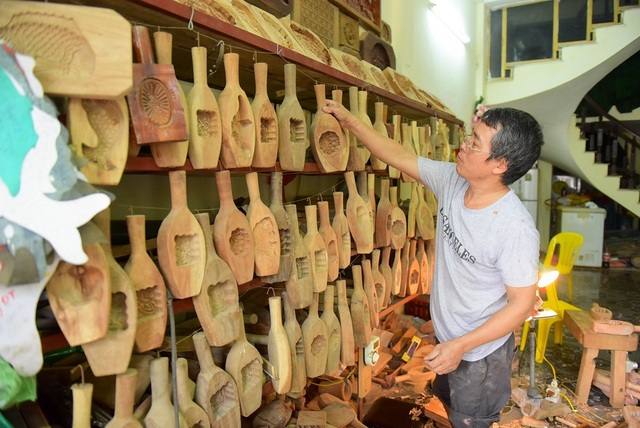 Gia đình Hà Nội 35 năm giữ nghề làm khuôn bánh Trung thu - 13
Mỗi mùa Trung thu, gia đình ông Bản làm ra khoảng 500-600 khuôn bánh. Giá khuôn giao động từ 150.000 đến 300.000 nghìn đồng một chiếc, tùy kích cỡ. Có những chiếc khuôn bánh cỡ to có giá lên tới cả triệu đồng.
