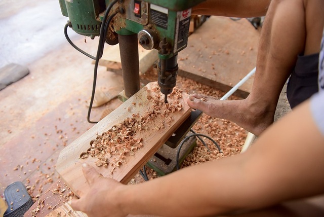 Gia đình Hà Nội 35 năm giữ nghề làm khuôn bánh Trung thu - 7
Để giảm thời gian đục khuôn, ông dùng máy khoan thành nhiều lỗ trên bản gỗ.