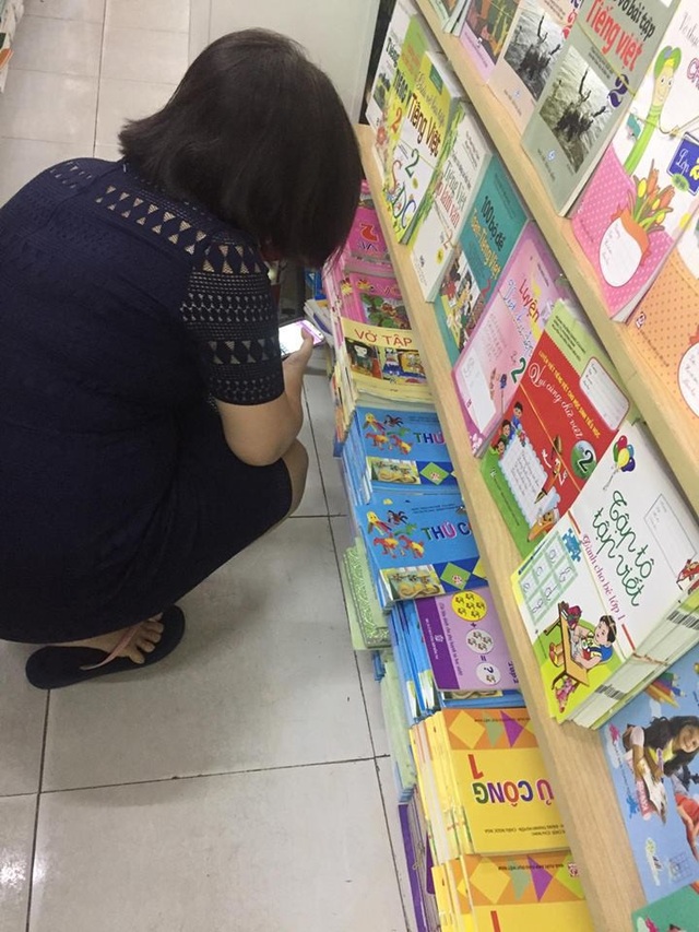 TPHCM: Phụ huynh chạy khắp thành phố đi “vét” sách lớp 1 - 1 Phụ huynh ở TPHCM lùng sục khắp các nhà sách để tìm mua sách giáo khoa lớp 1 cho con
