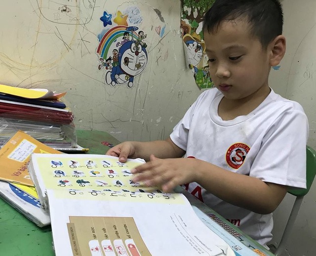 Sách giáo khoa dùng một lần rồi thôi: Liệu có uổng phí? - 2
Một số học sinh vẫn sử dụng lại SGK cũ ở một số đầu sách (ảnh minh họa)