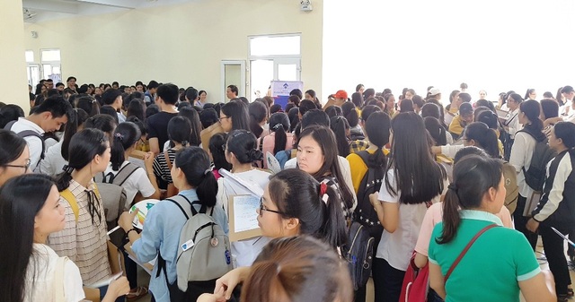 Tân sinh viên chen chân làm thủ tục nhập học - 1 Thí sinh chen chân làm thủ tục nhập học tại trường Đại học Ngoại ngữ - Đại học Huế