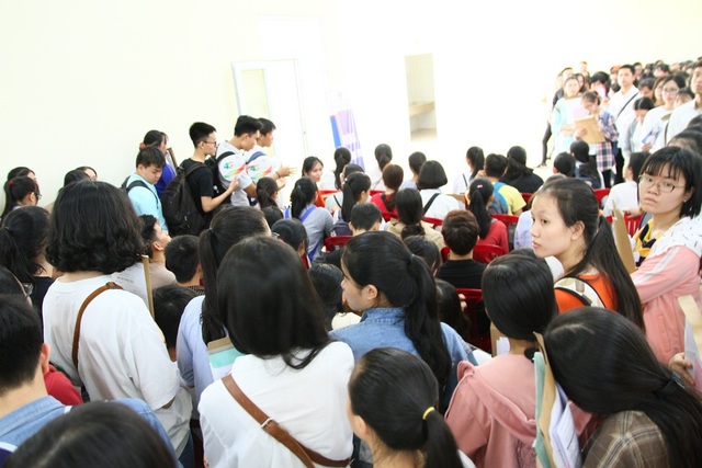 Tân sinh viên chen chân làm thủ tục nhập học - 3 Trường Đại học Ngoại ngữ có gần 100% sinh viên đến nhập học chính thức