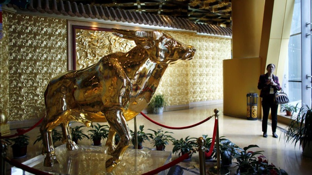 Ngôi làng giàu nhất Trung Quốc chìm trong nợ nần - 1 Trâu nặng 1 tấn vàng, biểu tượng cho sự thịnh vượng của ngôi làng giàu nhất Trung Quốc Hoa Tây (Ảnh: Reuters)