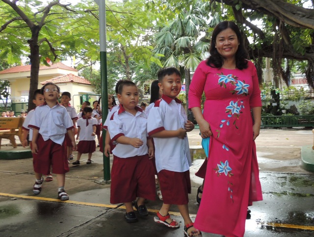 Gần 1,3 triệu học sinh tựu trường, TPHCM đề xuất tăng biên chế giáo viên - 2 Học sinh ở TPHCM tựu trường nhập học sáng 20/8