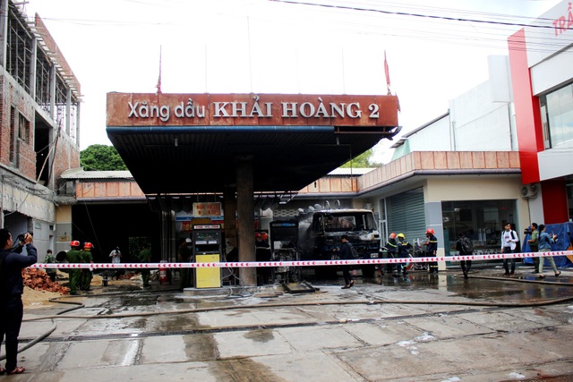 Xe bồn bốc cháy khi đang tiếp xăng, lửa thiêu rụi cả cây xăng - 1
Cây xăng Khải Hoàng 2 cháy lớn